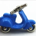 Motorkárska kľúčenka – Farebný skúter